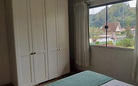 Espaço com piscina em Teresópolis.